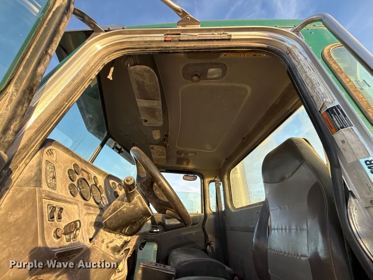 image for item EE3429 2011 Peterbilt 365 