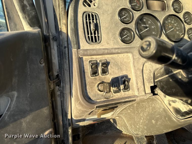 image for item EE3429 2011 Peterbilt 365 