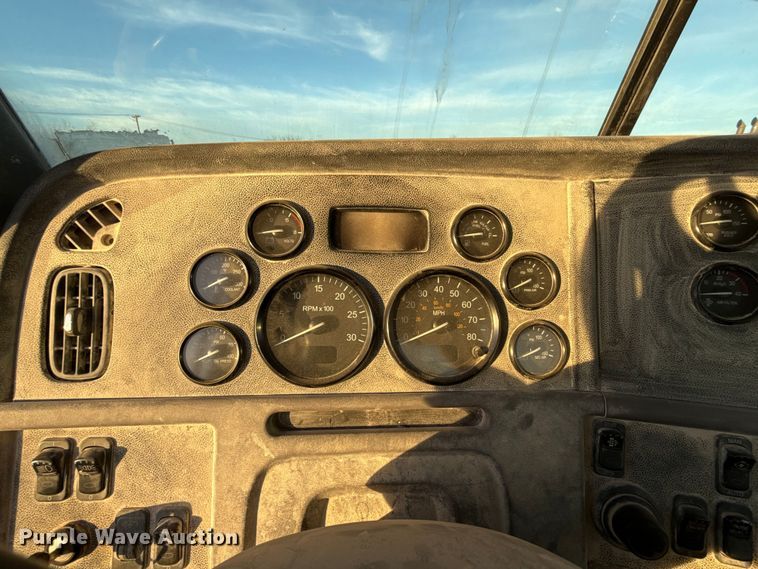 image for item EE3429 2011 Peterbilt 365 