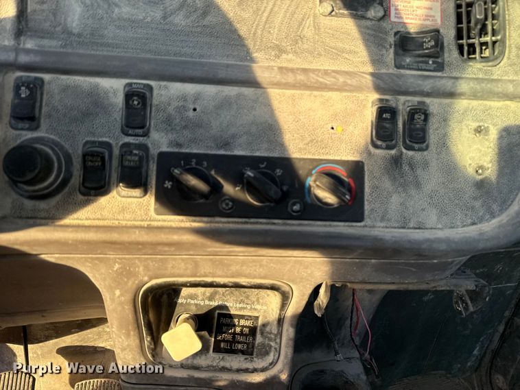 image for item EE3429 2011 Peterbilt 365 