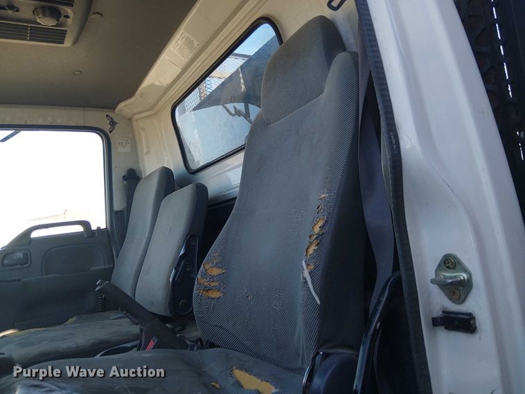 image for item EE5024 2005 Isuzu NPR flatbed truck