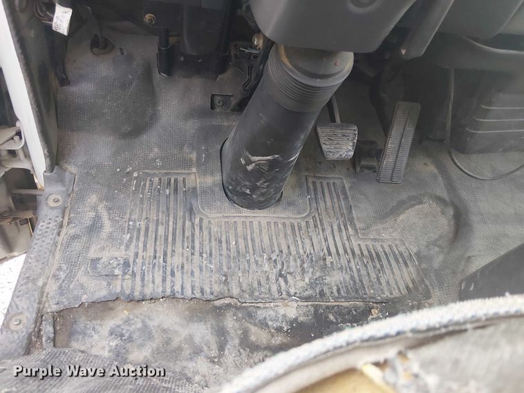 image for item EE5024 2005 Isuzu NPR flatbed truck