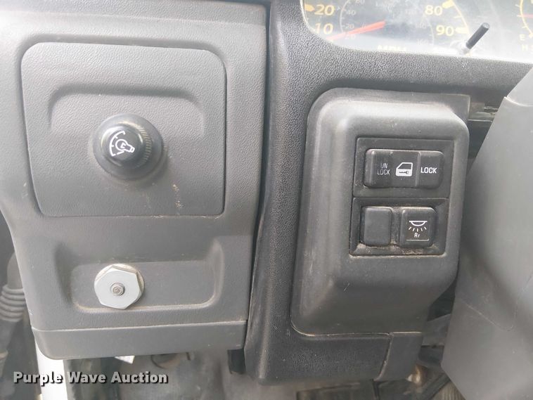 image for item EE5024 2005 Isuzu NPR flatbed truck