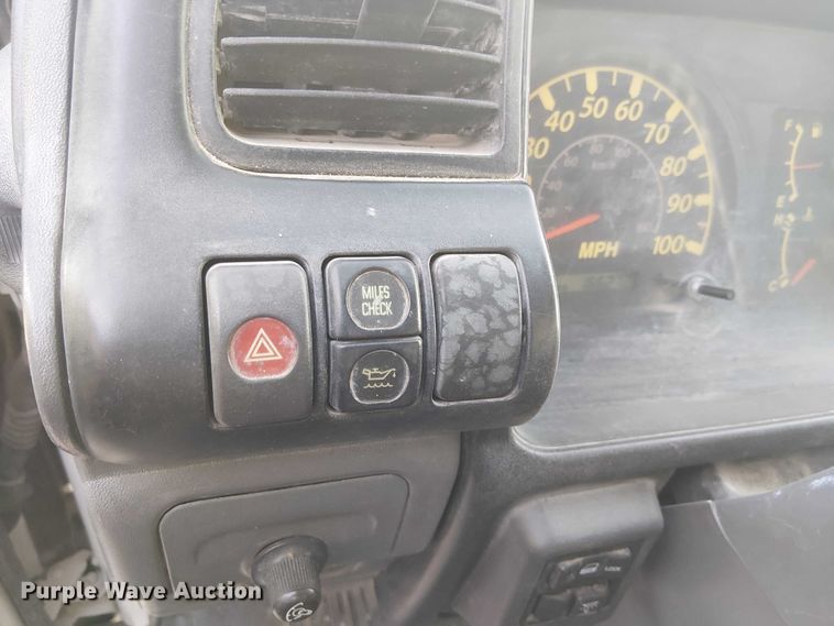 image for item EE5024 2005 Isuzu NPR flatbed truck