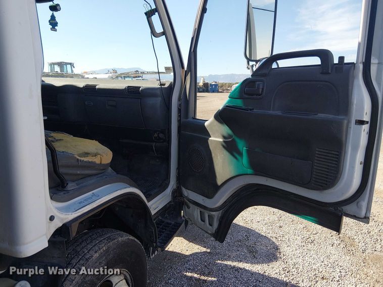 image for item EE5024 2005 Isuzu NPR flatbed truck