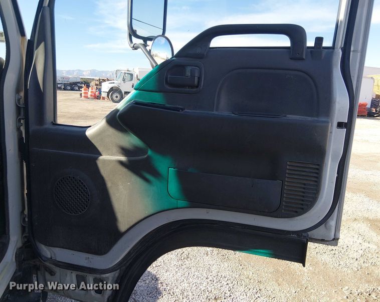 image for item EE5024 2005 Isuzu NPR flatbed truck