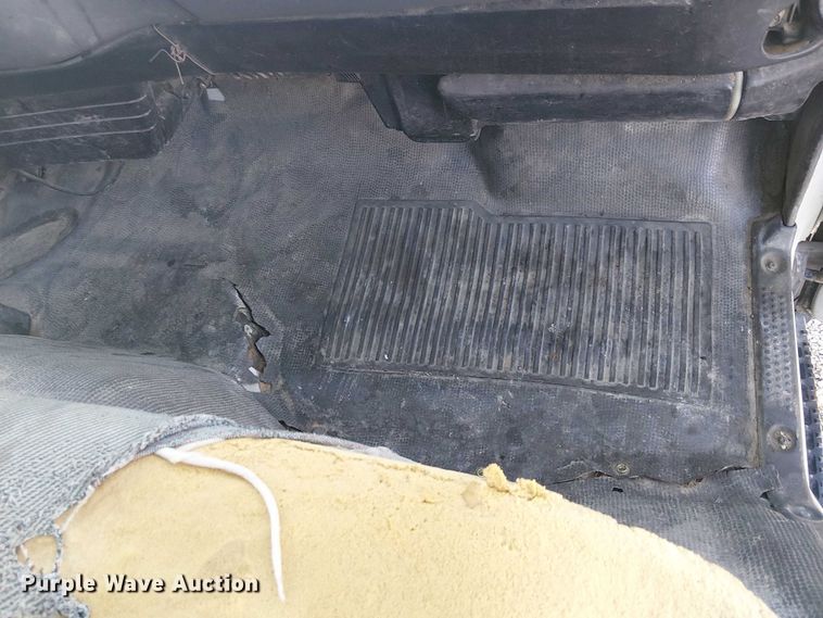 image for item EE5024 2005 Isuzu NPR flatbed truck