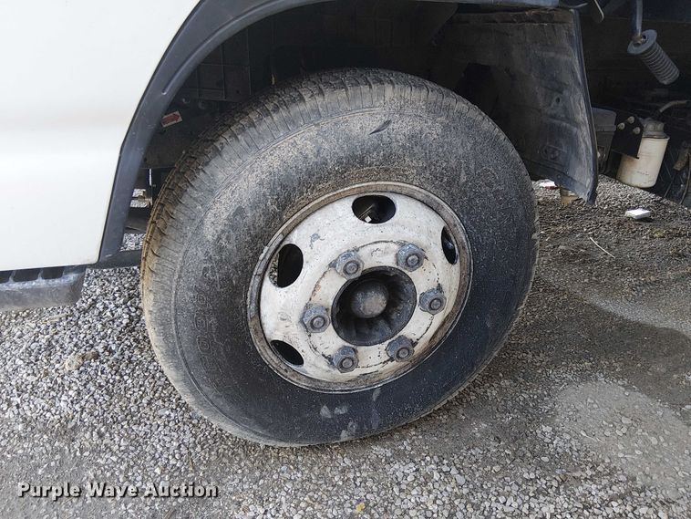 image for item EE5024 2005 Isuzu NPR flatbed truck