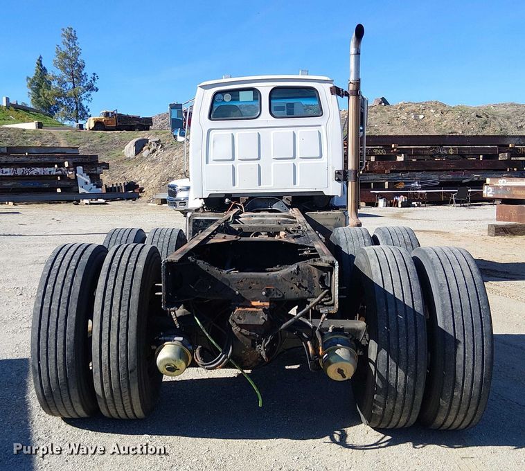 image for item EE5026 2000 Sterling L7500 truck cab and chassis