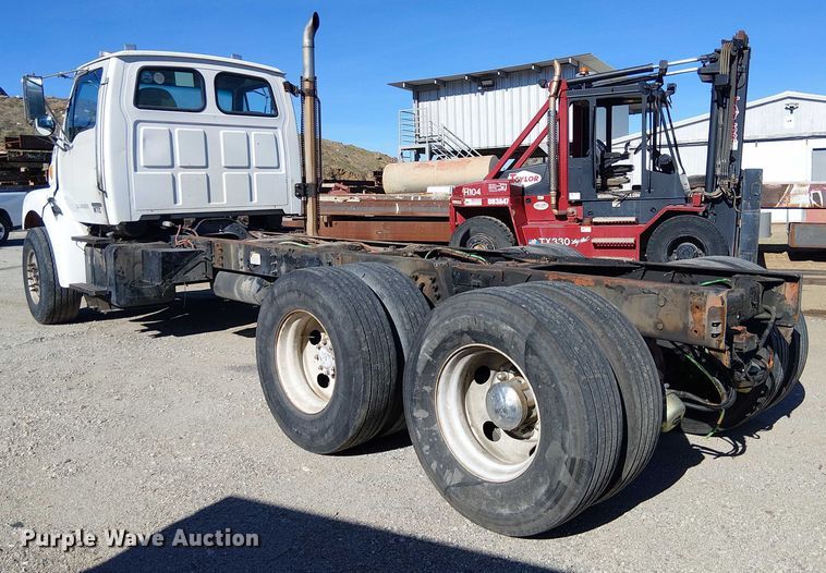 image for item EE5026 2000 Sterling L7500 truck cab and chassis