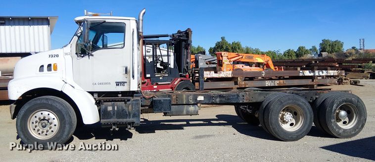 image for item EE5026 2000 Sterling L7500 truck cab and chassis