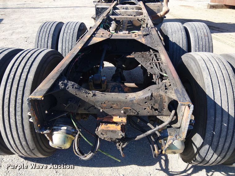 image for item EE5026 2000 Sterling L7500 truck cab and chassis