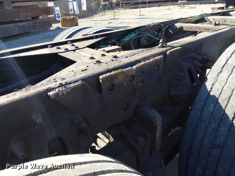 image for item EE5026 2000 Sterling L7500 truck cab and chassis