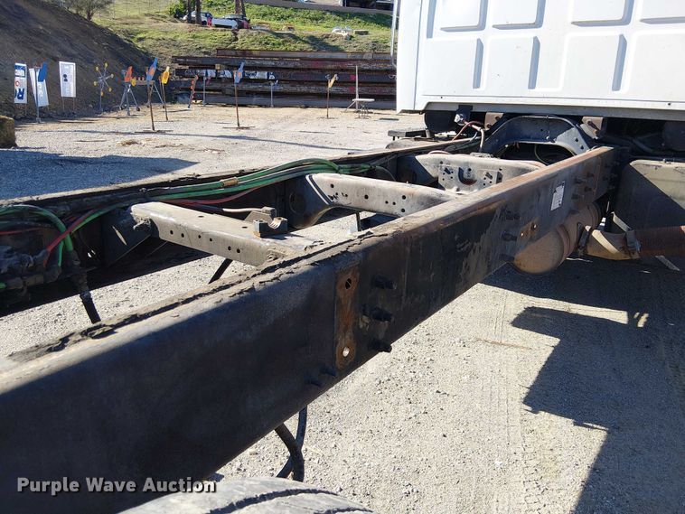 image for item EE5026 2000 Sterling L7500 truck cab and chassis