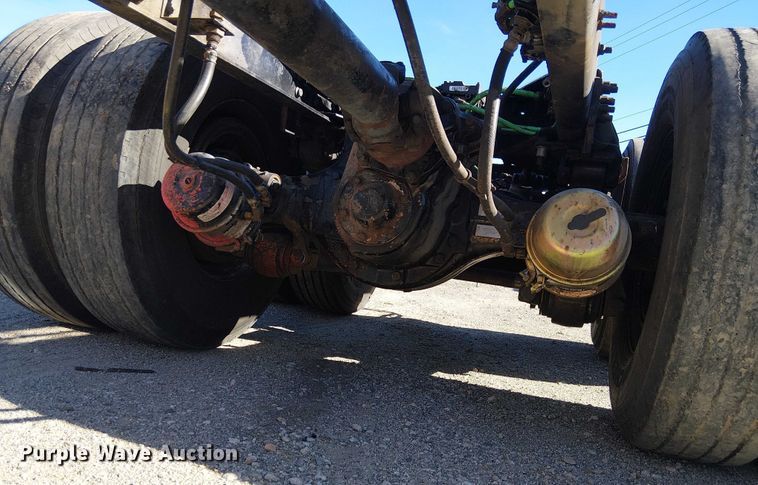 image for item EE5026 2000 Sterling L7500 truck cab and chassis