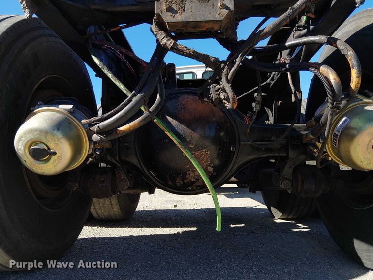 image for item EE5026 2000 Sterling L7500 truck cab and chassis