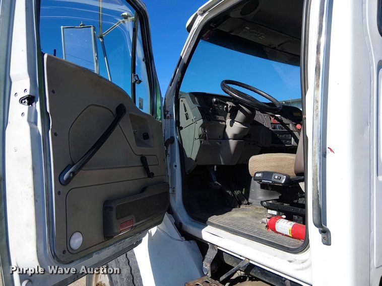 image for item EE5026 2000 Sterling L7500 truck cab and chassis