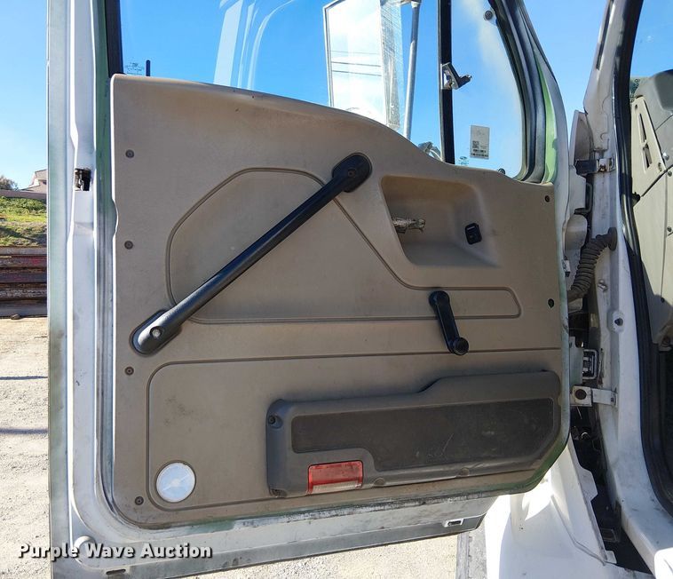 image for item EE5026 2000 Sterling L7500 truck cab and chassis