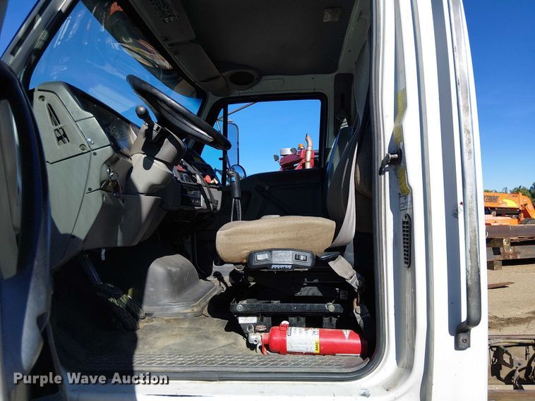 image for item EE5026 2000 Sterling L7500 truck cab and chassis