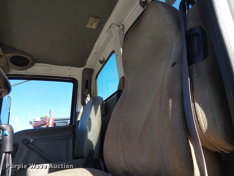 image for item EE5026 2000 Sterling L7500 truck cab and chassis