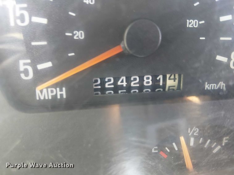 image for item EE5026 2000 Sterling L7500 truck cab and chassis