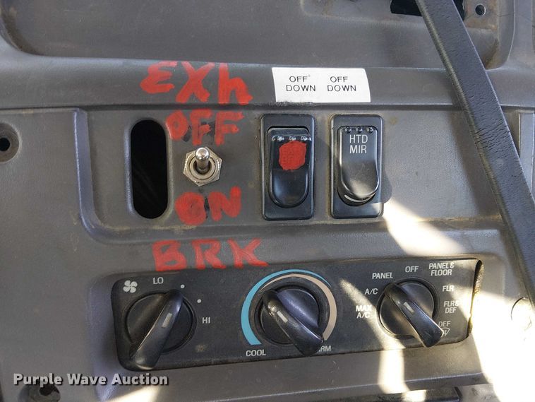 image for item EE5026 2000 Sterling L7500 truck cab and chassis