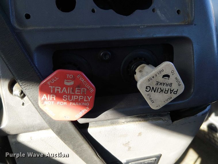 image for item EE5026 2000 Sterling L7500 truck cab and chassis