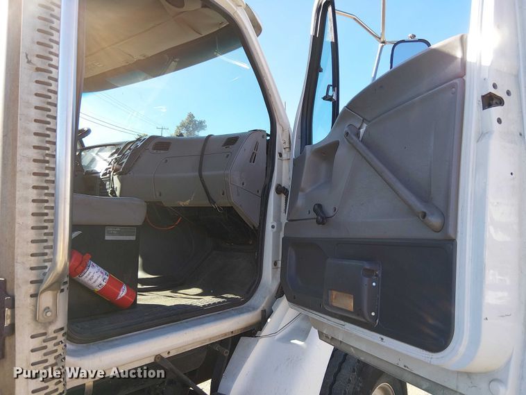 image for item EE5026 2000 Sterling L7500 truck cab and chassis