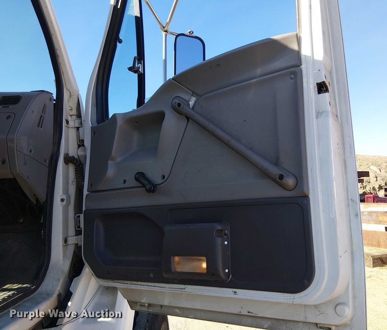 image for item EE5026 2000 Sterling L7500 truck cab and chassis