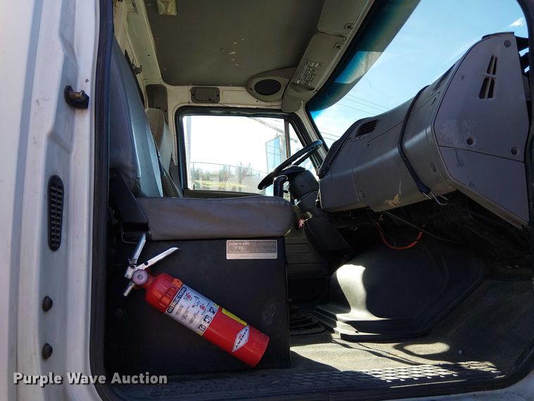 image for item EE5026 2000 Sterling L7500 truck cab and chassis