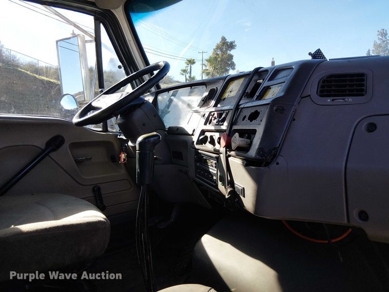 image for item EE5026 2000 Sterling L7500 truck cab and chassis