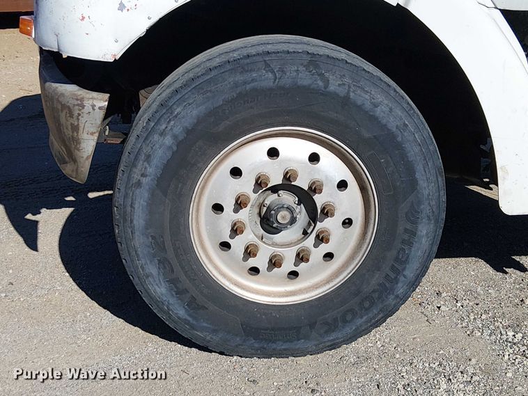 image for item EE5026 2000 Sterling L7500 truck cab and chassis