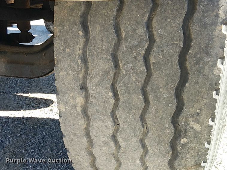 image for item EE5026 2000 Sterling L7500 truck cab and chassis