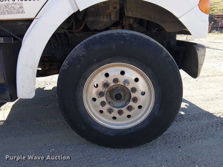 image for item EE5026 2000 Sterling L7500 truck cab and chassis