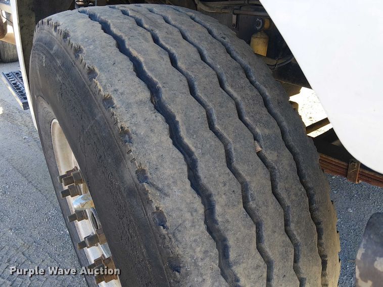 image for item EE5026 2000 Sterling L7500 truck cab and chassis