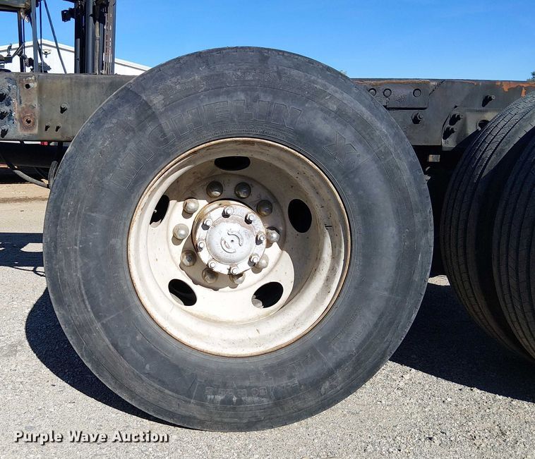 image for item EE5026 2000 Sterling L7500 truck cab and chassis