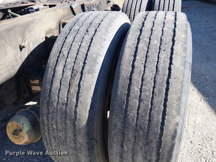 image for item EE5026 2000 Sterling L7500 truck cab and chassis