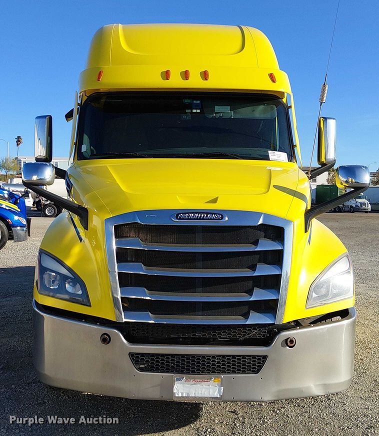 CAMIóN CAMAROTE 2023 FREIGHTLINER