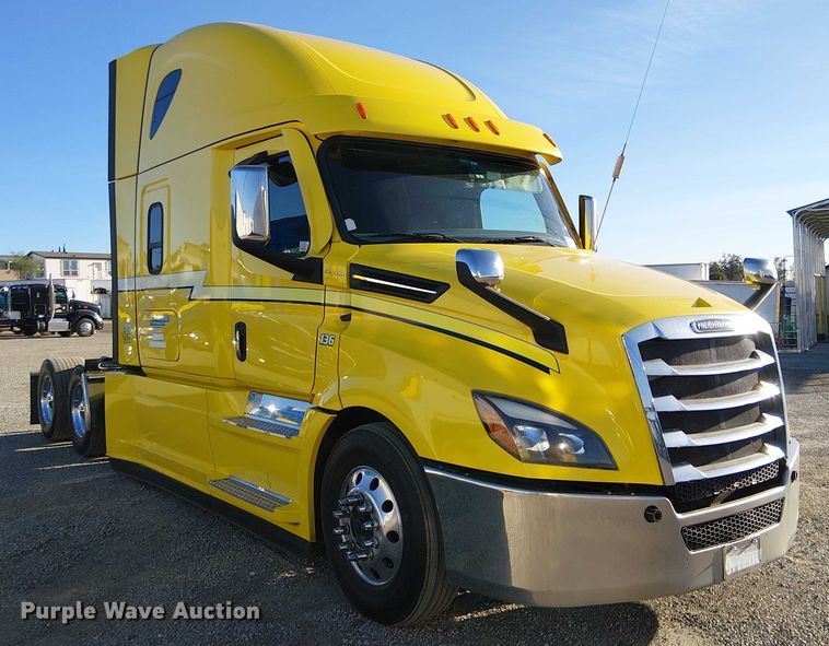 CAMIóN CAMAROTE 2023 FREIGHTLINER