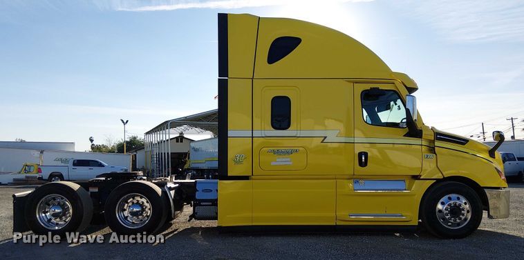 CAMIóN CAMAROTE 2023 FREIGHTLINER