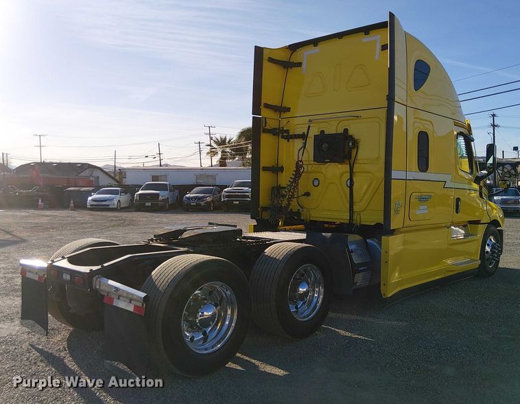 CAMIóN CAMAROTE 2023 FREIGHTLINER