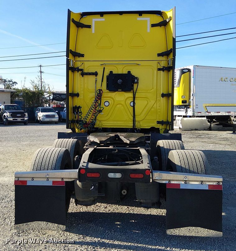 image for item EE5028 2023 Freightliner Cascadia semi truck