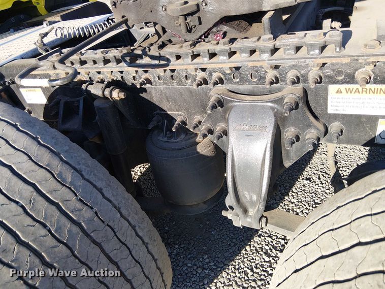 image for item EE5028 2023 Freightliner Cascadia semi truck