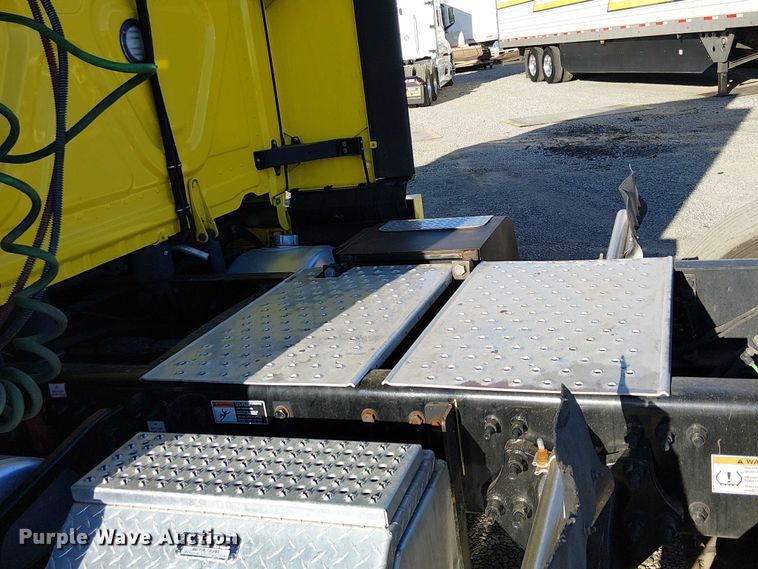 image for item EE5028 2023 Freightliner Cascadia semi truck