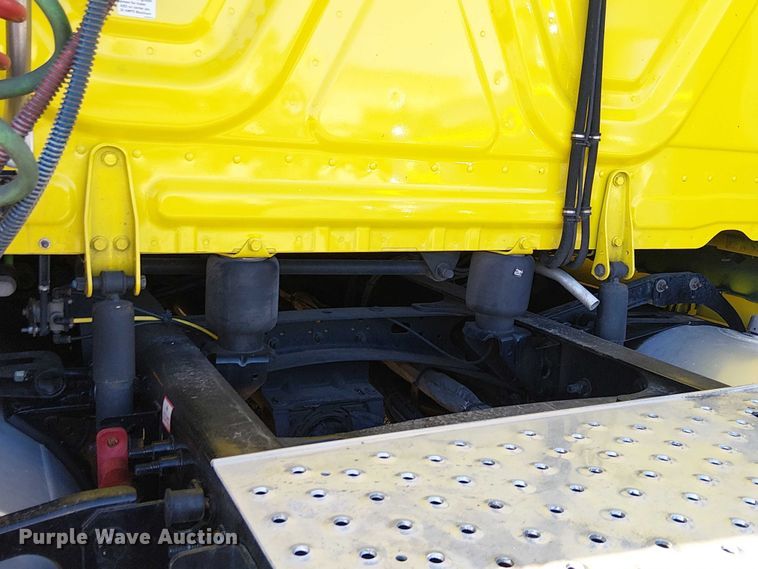 image for item EE5028 2023 Freightliner Cascadia semi truck