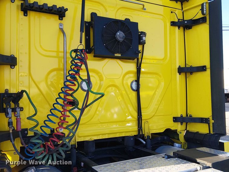 image for item EE5028 2023 Freightliner Cascadia semi truck