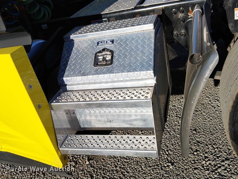 image for item EE5028 2023 Freightliner Cascadia semi truck