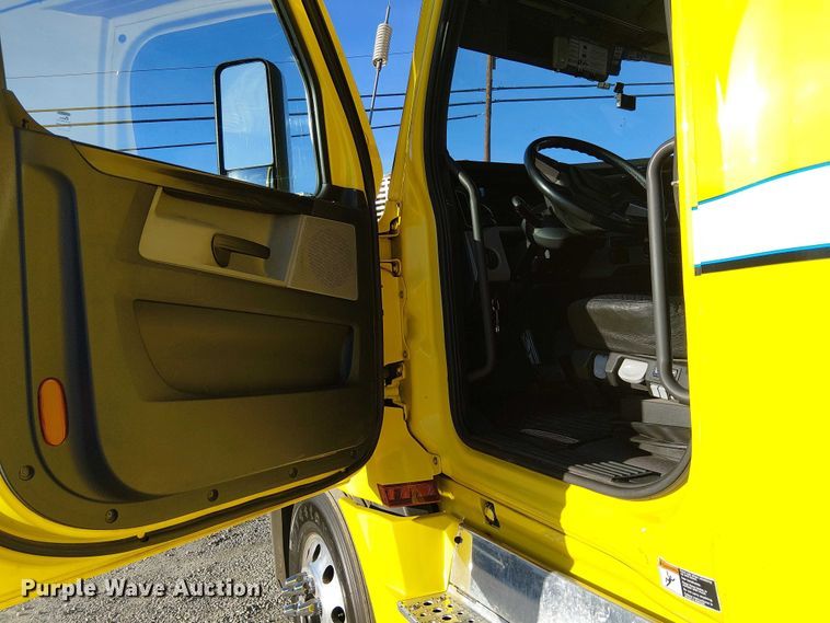 image for item EE5028 2023 Freightliner Cascadia semi truck