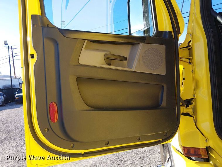 image for item EE5028 2023 Freightliner Cascadia semi truck