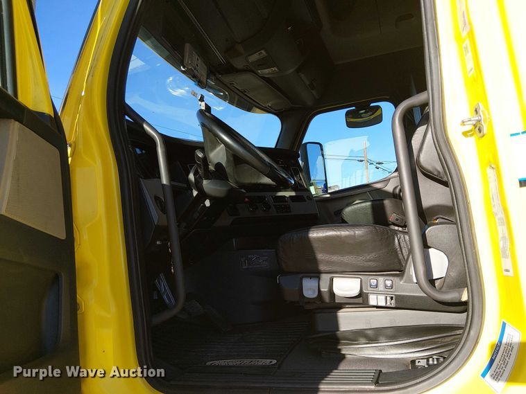 image for item EE5028 2023 Freightliner Cascadia semi truck